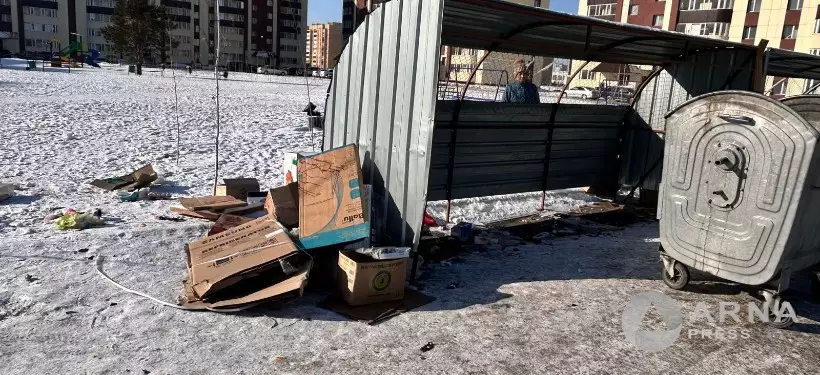 Абай облысында бір кешенде қоқыс жәшіктерінің жанында жиналған картонға тұрғындар шағымданды