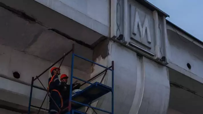 В Ташкенте на припаркованный автомобиль упал фрагмент эстакады метро