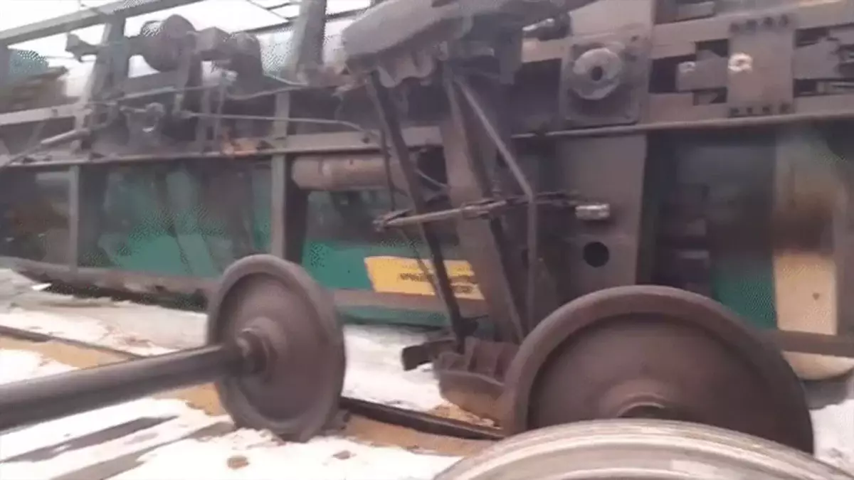 «Легли на бок»: цистерны с дизтопливом сошли с рельсов в Кызылорде (ВИДЕО)