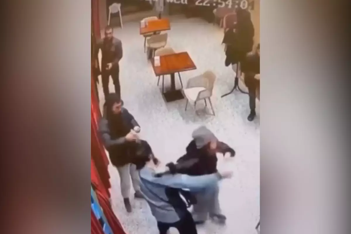 В Актау посетительницу кафе вышвырнули на улицу из-за пролитого чая