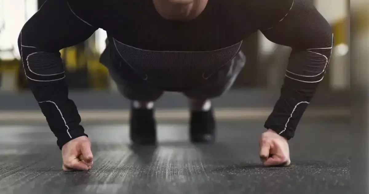  Колледж мұғалімі сабаққа кешіккен студентіне жаттығу жасатып, ауруханаға түсірді 