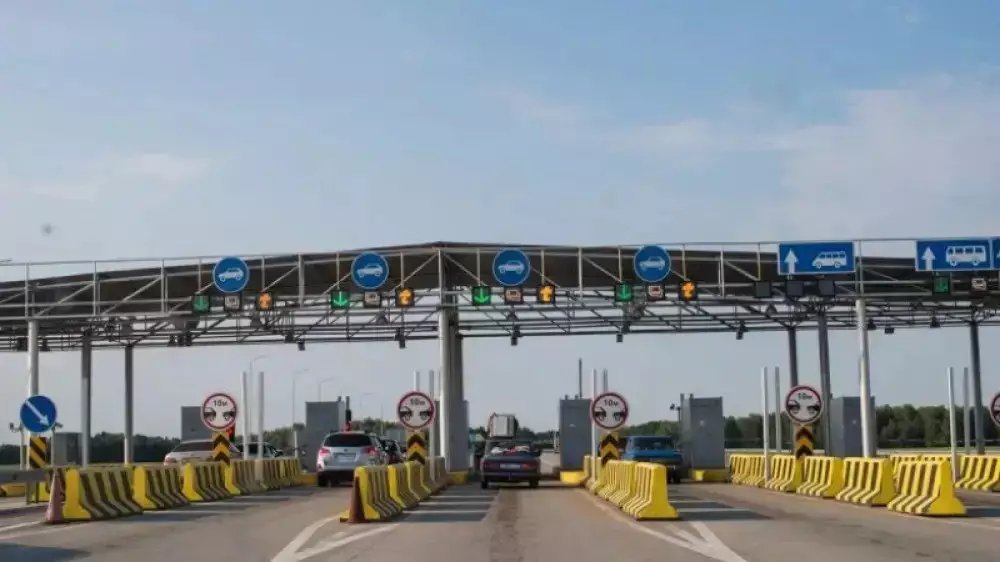 Казахстанцы могут не платить за проезд на 14 участках платных дорог: список