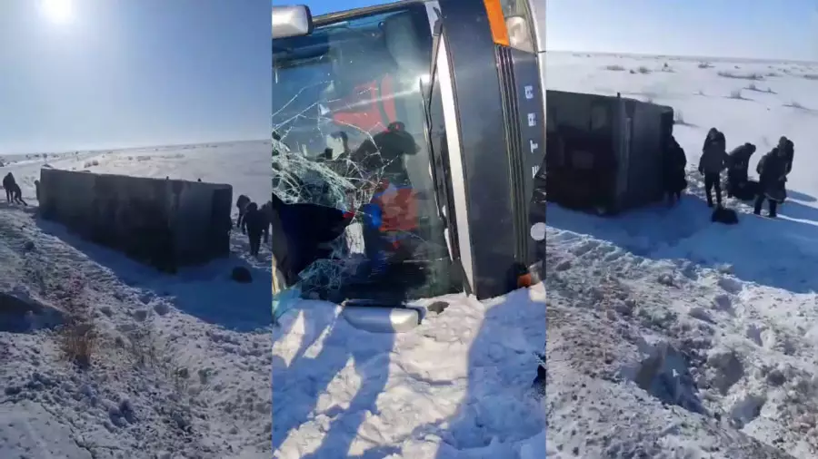 Ішінде вахталық жұмысқа бара жатқан 50 адам болған: Абай облысында автобус аударылып қалды