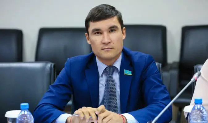 Сапиев и Есимханов подали в отставку на фоне скандала в управлении спорта