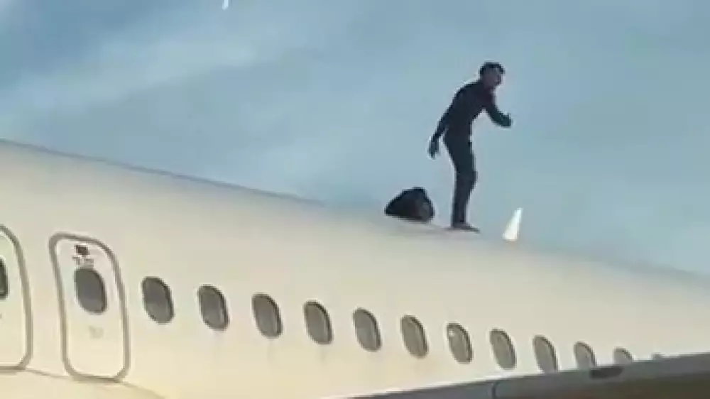 “Новый экономкласс“: видео с бегающим по самолету пассажиром обсуждают в сети