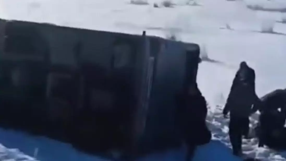 Абай облысында автобус аударылды: 50 адам зардап шекті