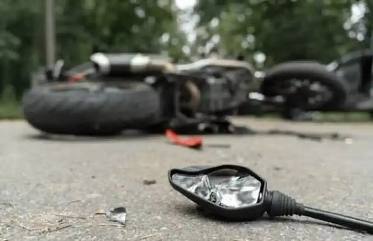 Қарсы бетке шығып кеткен: Алматыда мопед көлікпен соқтығып ұшып кетті