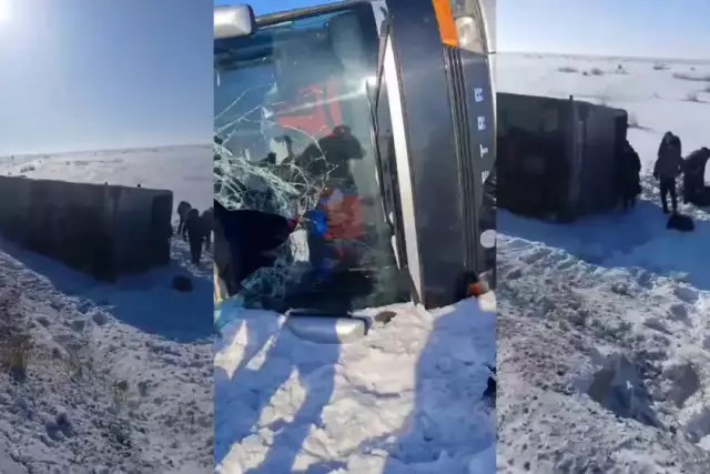 Абай облысында 50 жолаушысы бар автобус аударылып қалған