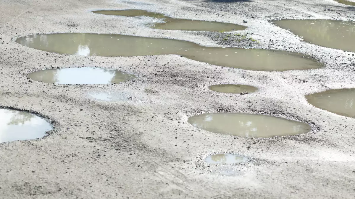 «ҚазАвтоЖол» шұрық-тесік жолдар үшін уақытша ақы алмайтын болды