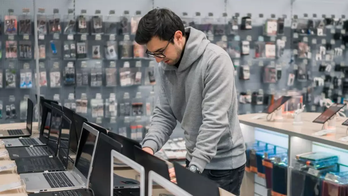 iPhone, ноутбук, теледидар: Астанада сауда үйінен бірнеше адам 473,6 млн теңгенің техникаларын ұрлаған