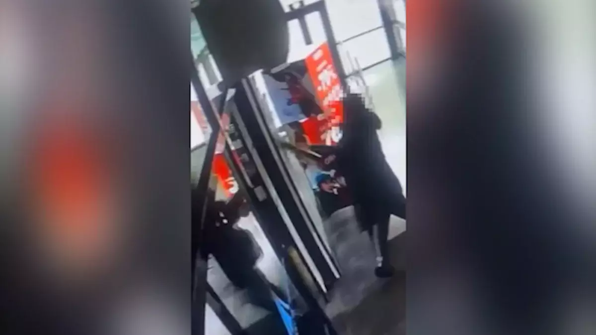 Темір қоршауды жұлып алып, айналасын қиратып кетті: Астанада вандалдың әрекеті видеоға түсіп қалды