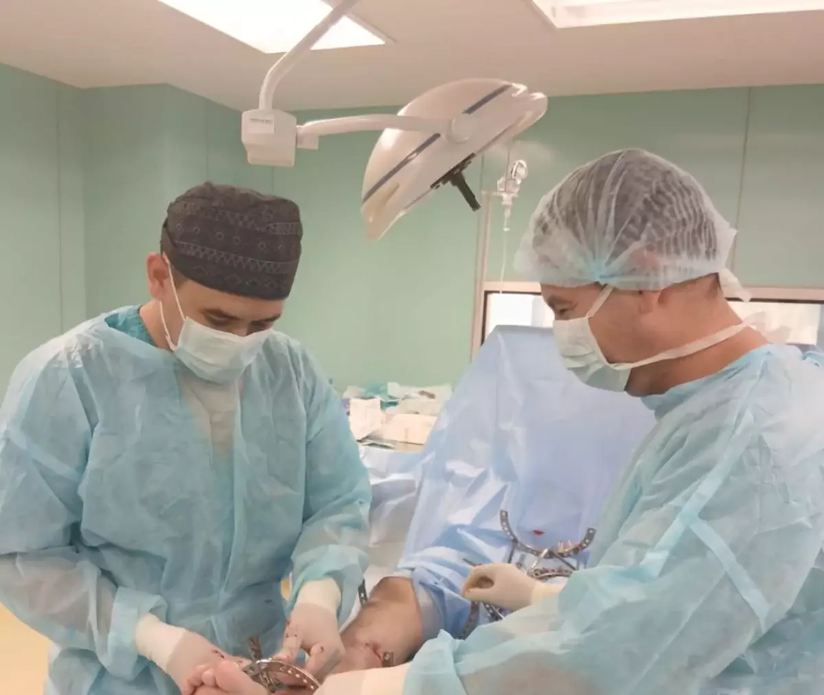 Алматы №4 қалалық клиникалық аурухананың дәрігерлері 97 жастағы науқасты ауыр жарақаттан кейін қайта аяққа тұрғызды