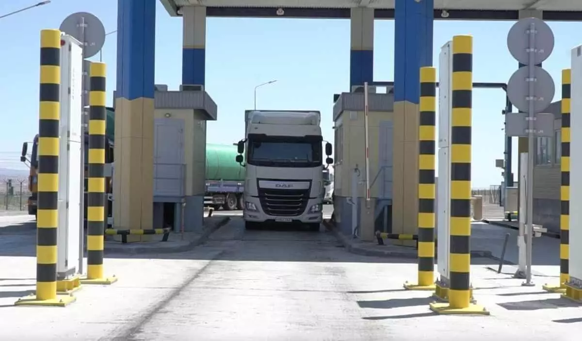 Пробка из грузовиков образовалась на границе Казахстана и Кыргызстана