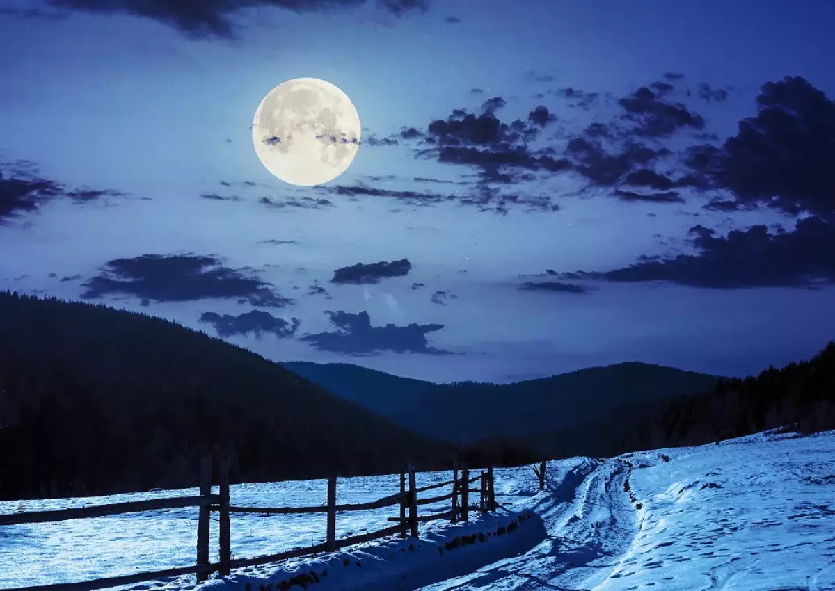 Кровавая, голубая, земляничная: почему у спутника Земли столько имен