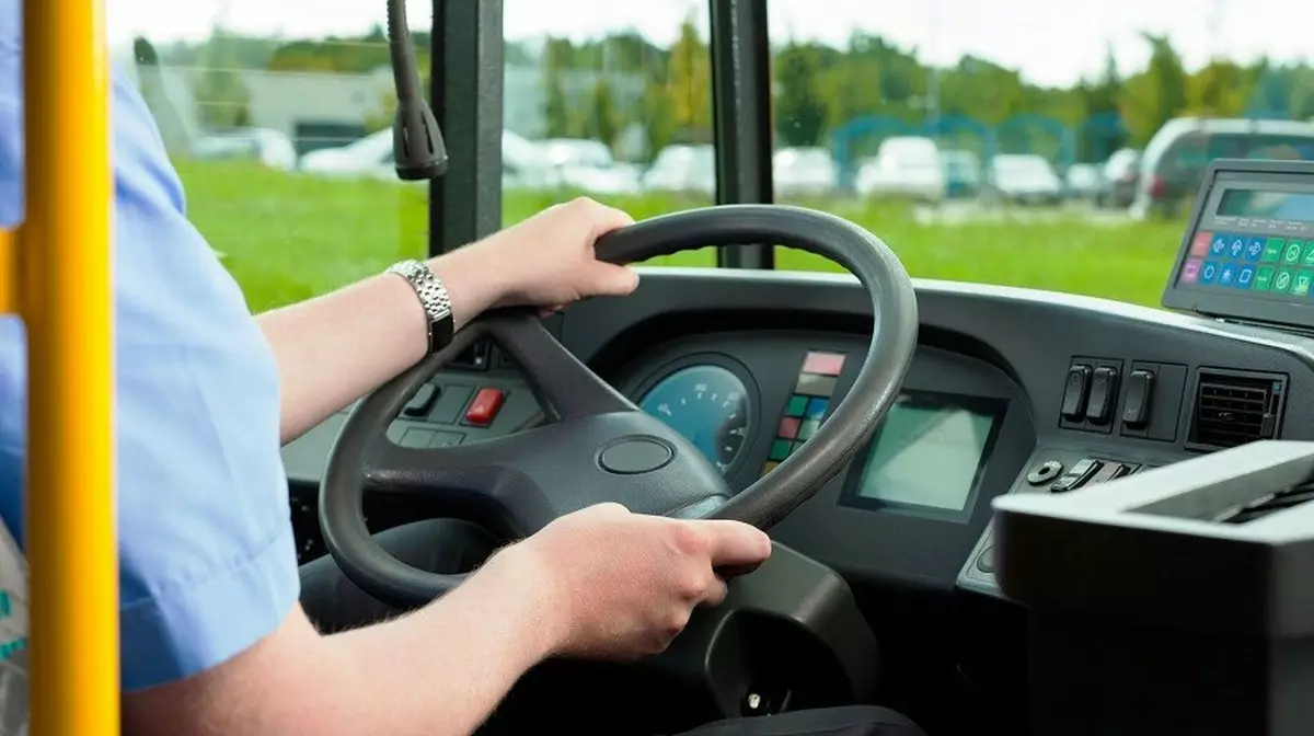 Автобус с 50 рабочими опрокинулся в кювет в Абайской области