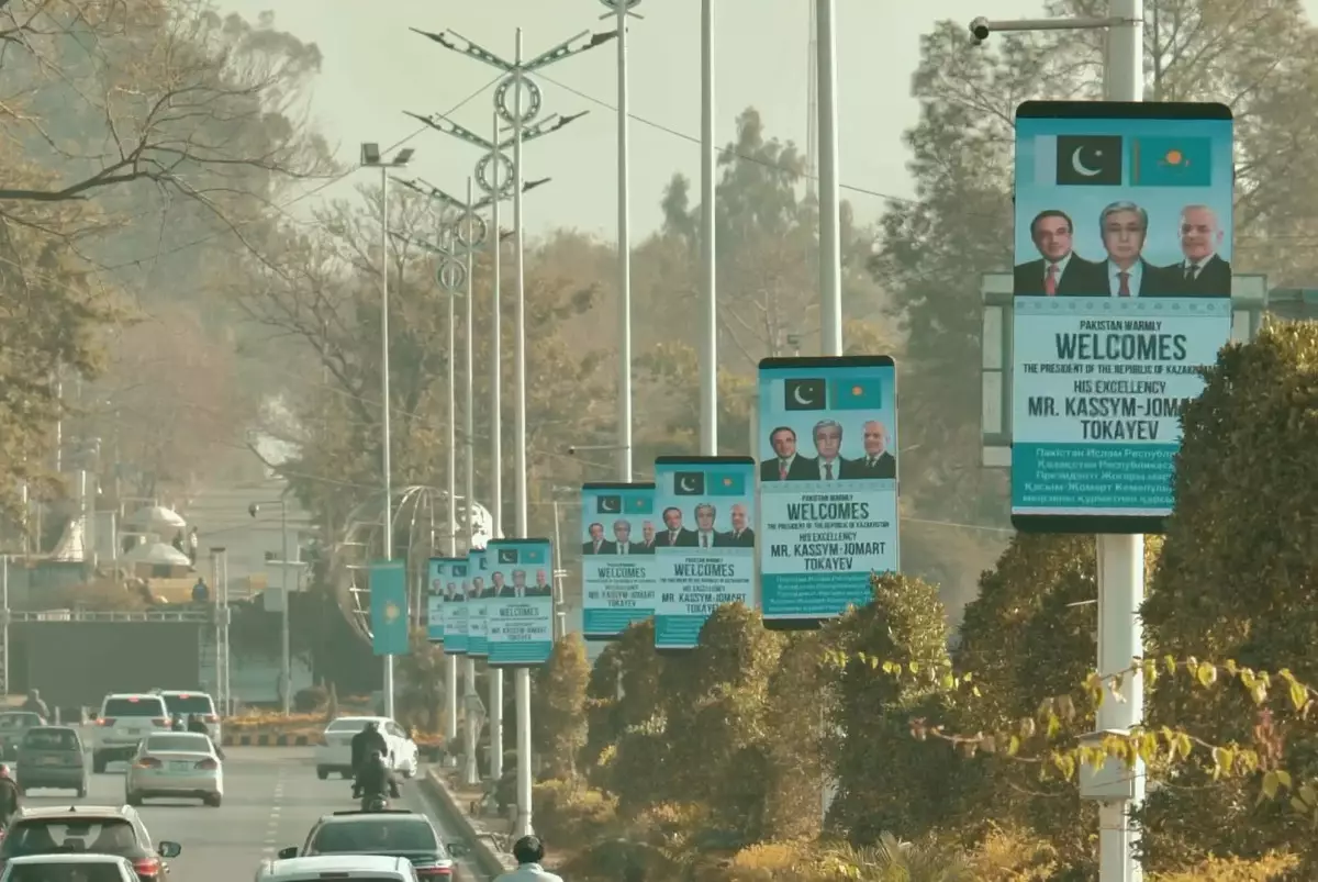 Флаги Казахстана и портреты Токаева: Исламабад готовится к визиту Президента РК