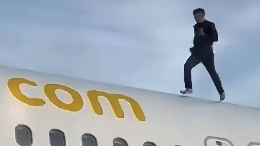 В аэропорту Валенсии мужчина забрался на крышу самолёта Vueling