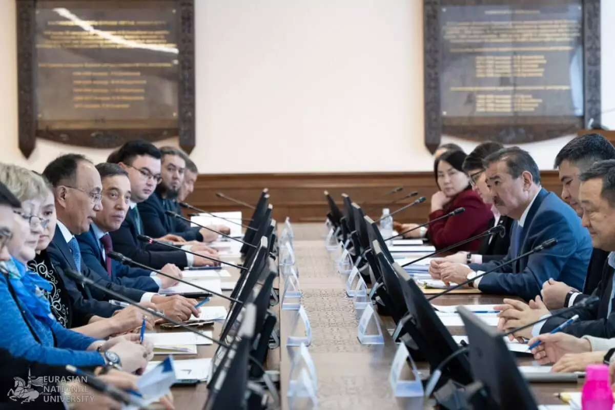 Ключевые положения проекта новой Конституции РК обсудили в ЕНУ