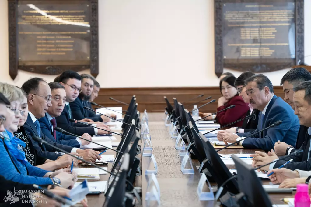 Проект новой Конституции обсудили в ЕНУ