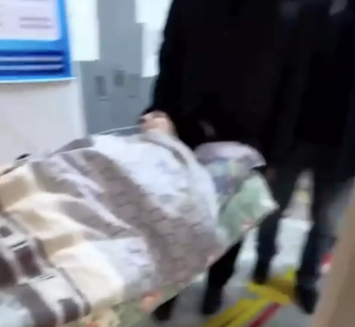 БҚО-дағы ауруханада лифт жоқ: дәрігерлер науқастарды қолмен тасып жүр (ВИДЕО)