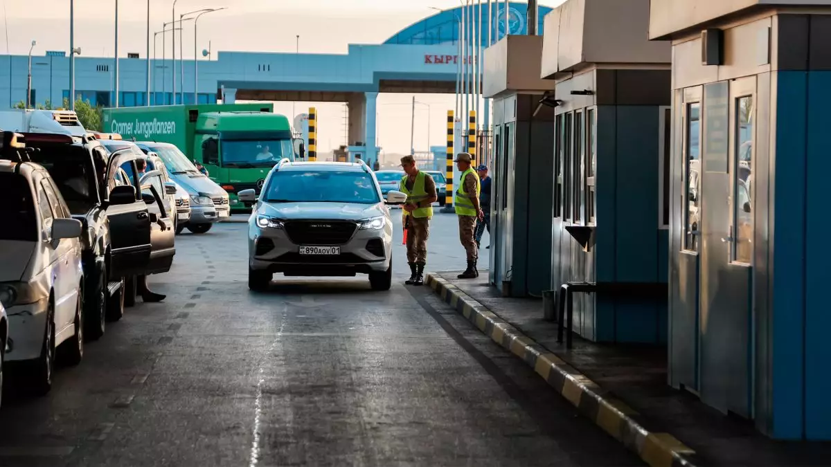 "Шекарадағы ұзын-сонар кезек": Қазақстан неліктен Қырғызстан шекарасында тексеріс жүріп жатқанын түсіндірді