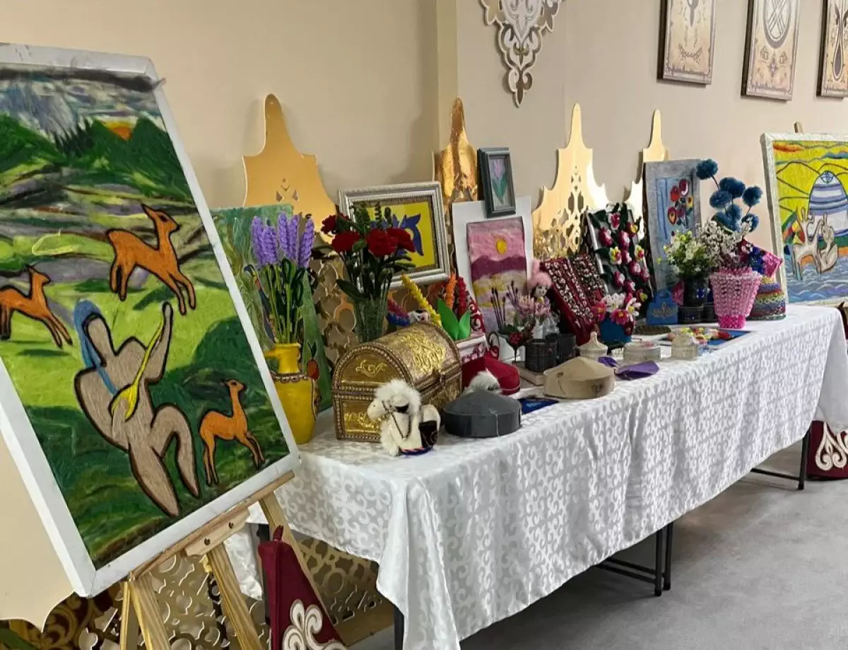 Алматы қаласының «Белсенді ұзақ өмір сүру орталығында» шығармашылық жұмыстар мен қолөнер бұйымдарының көрмесі өтті