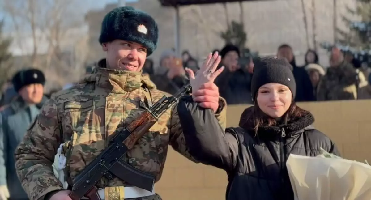 Предложение руки и сердца прозвучало во время присяги гвардейцев в Семее (ВИДЕО)