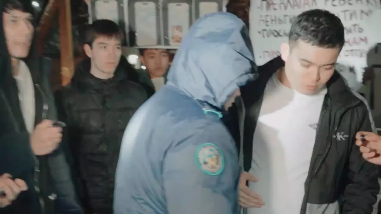 Таразда «12 жастағы қызбен» жазысқан ер адам ұсталды