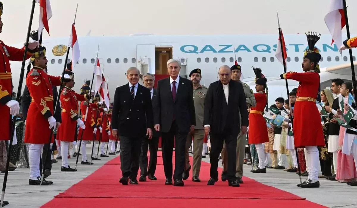Президент Казахстана прибыл в Пакистан: 21 залп и торжественный прием (ВИДЕО)