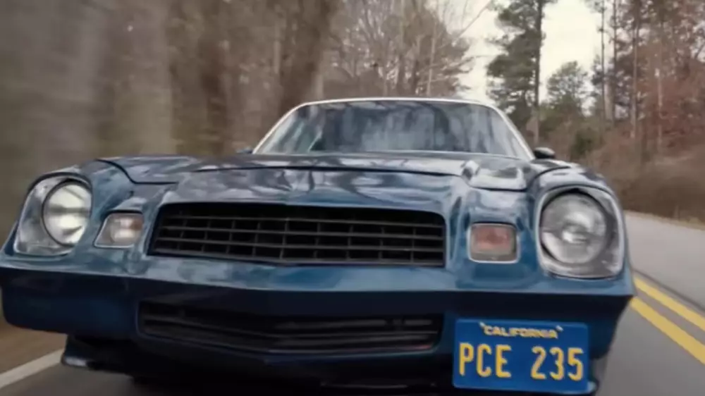 На чём ездили персонажи сериала “Очень странные дела“: культовые машины и их стоимость