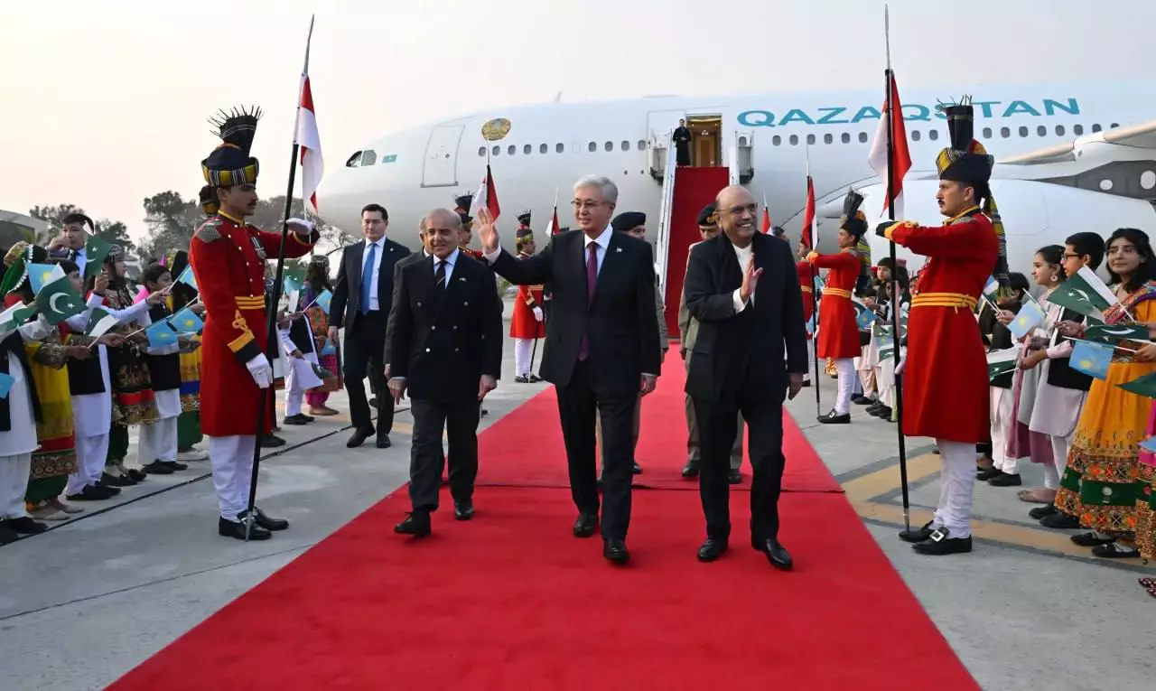 Тоқаевты Пәкістанда зор қошеметпен күтіп алды: Зеңбіректен 21 рет оқ атылды