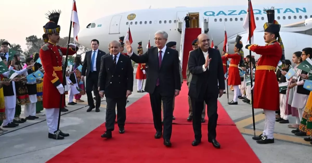  Тоқаевты Исламабад әуежайында Президент мен Премьер-министр қарсы алды 