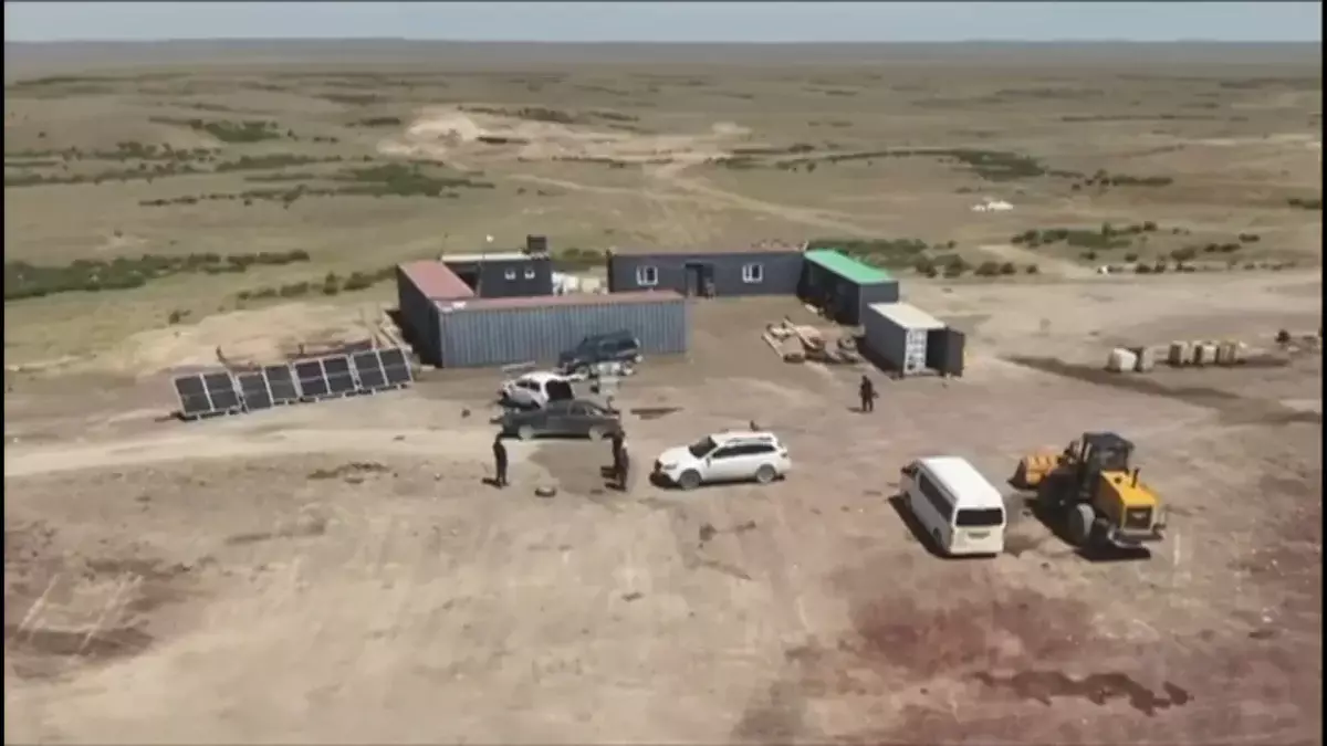 Табиғи байлықты заңсыз өндіріп, шетелге шығарған 3 күдікті қамауға алынды