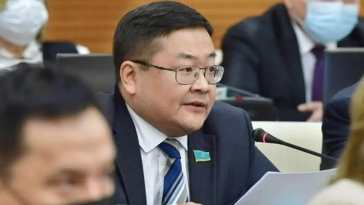 "Тез қабылданды дейді": Депутат жаңа Конституцияның жарты жыл бойы жазылғанын айтты