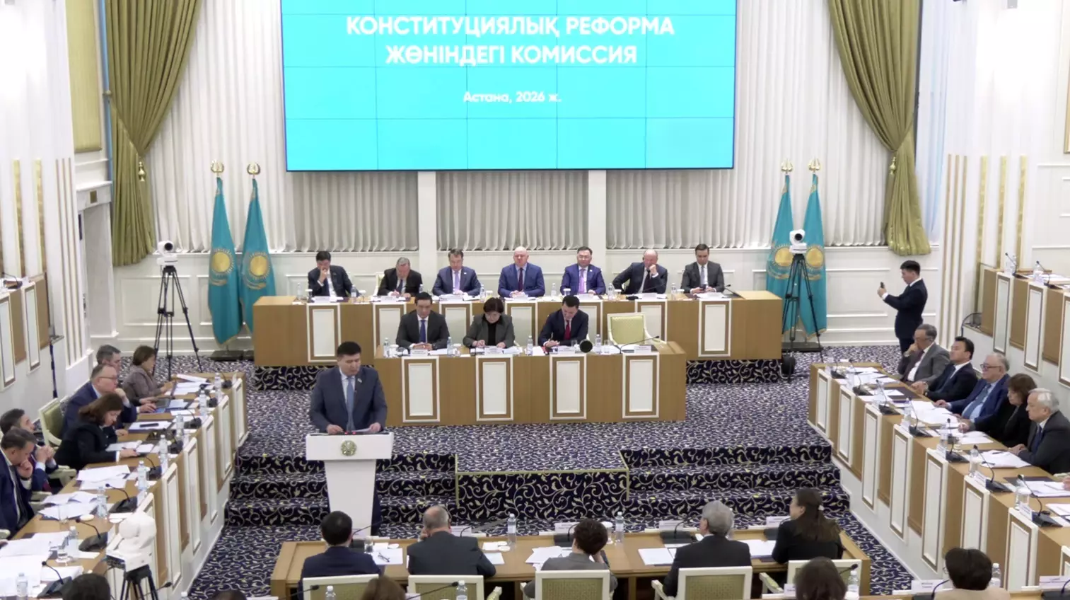 Фарсом назвал конституционную комиссию Сулейменов