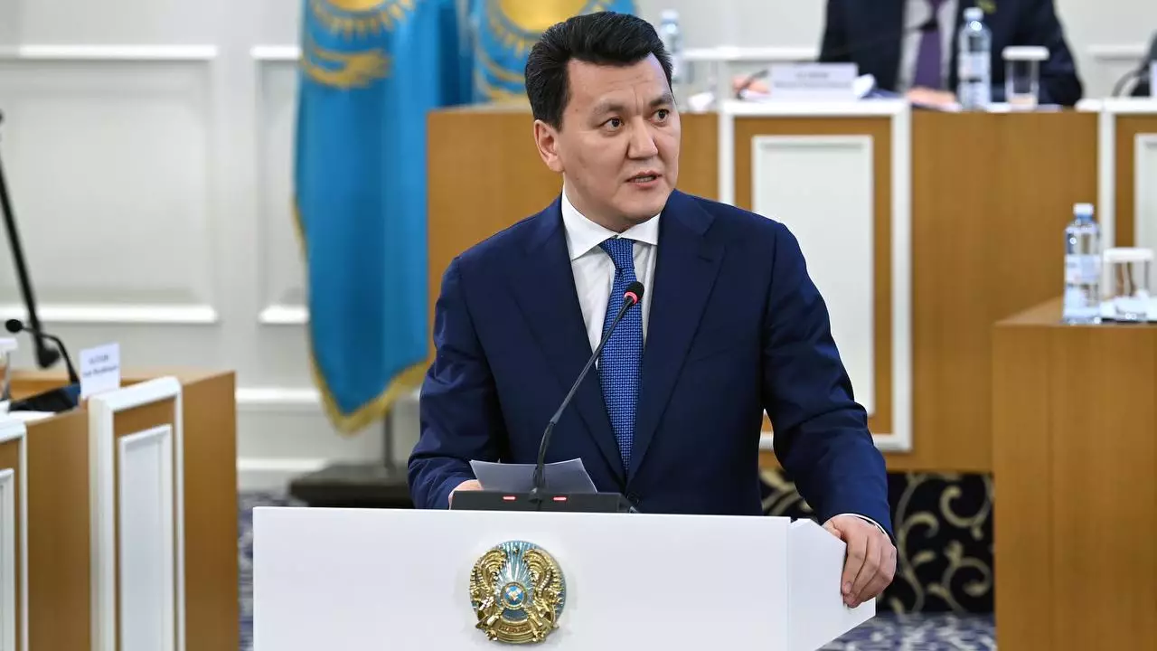 Мемлекетіміз барда тіліміз ешқашан тұғырдан түспейді. Мемлекетті сақтауымыз, елдің бірлігін ойлауымыз керек – Ерлан Қарин (ВИДЕО)