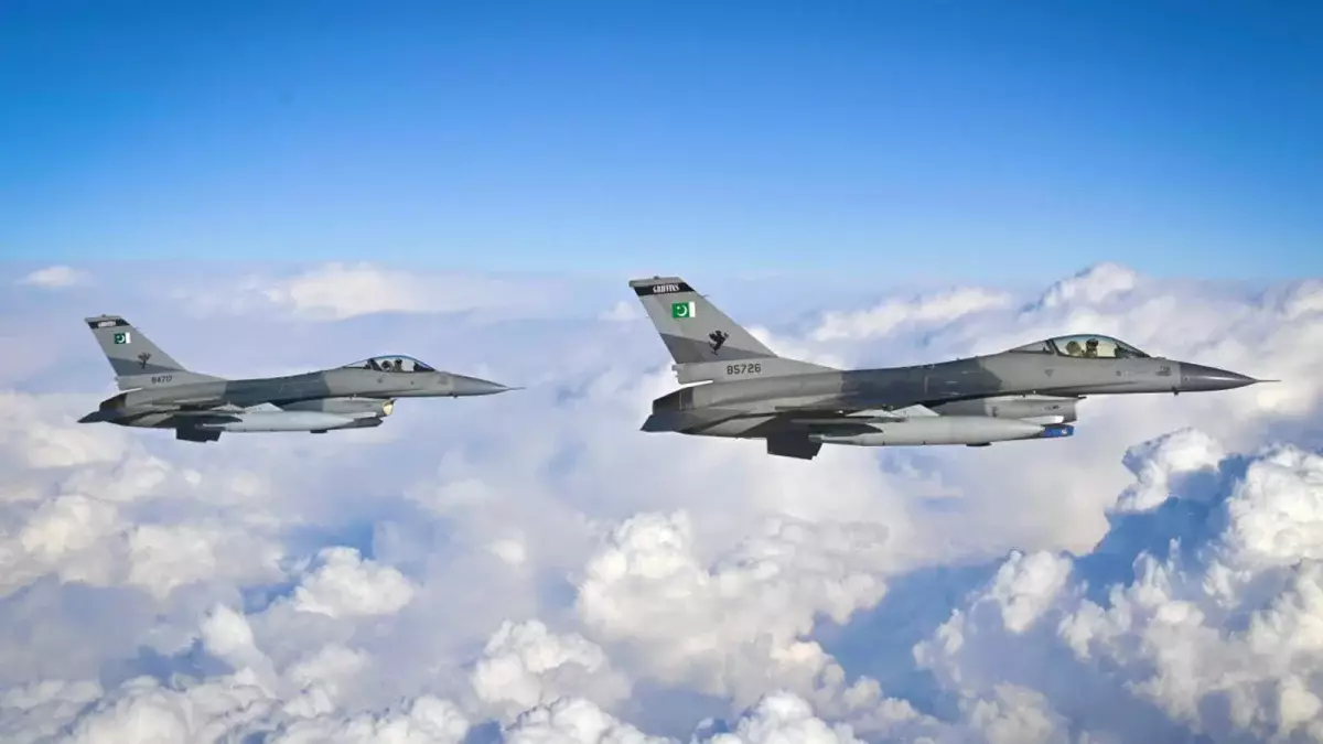 Әскери әуе күштері Пәкістан аспанында Тоқаевтың ұшағына еріп ұшты (ВИДЕО)