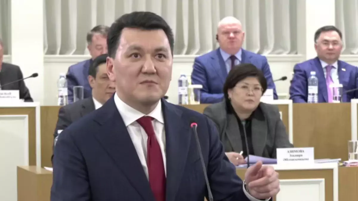 Ерлан Қарин: 1995 жылғы Ата заңды дайындаған кеңесте небары 12 азамат болған, ал қазір 130 адам