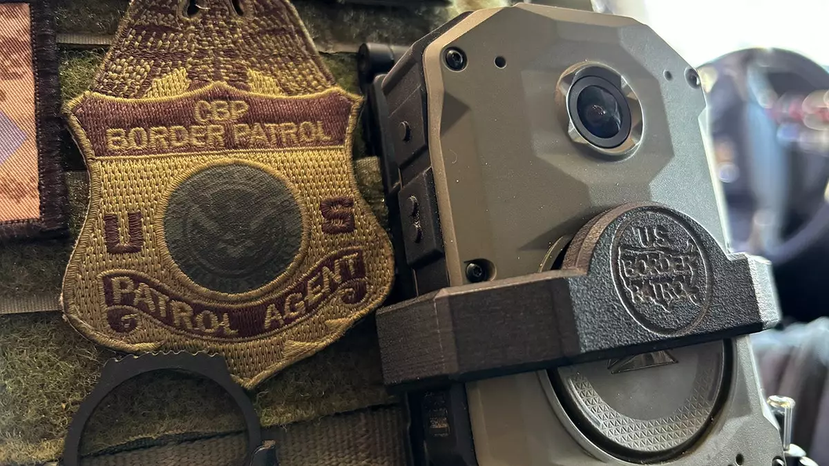 Министр внутренней безопасности Ном отстаивает требование о ношении видеорегистраторов для федеральных агентов после замечаний Трампа.