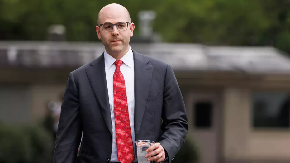 Назначенный Трампом член совета управляющих ФРС Стивен Миран уходит в отставку с поста в Белом доме.