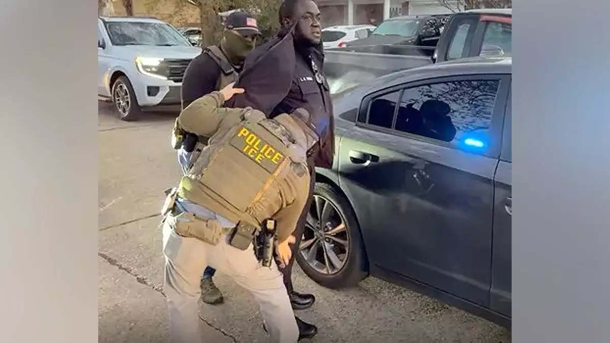 В Новом Орлеане ICE задержал стажёра полиции с предписанием о депортации, которому выдали служебное оружие.