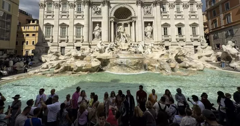 В Риме сделали платным бросок монеты в фонтан Треви