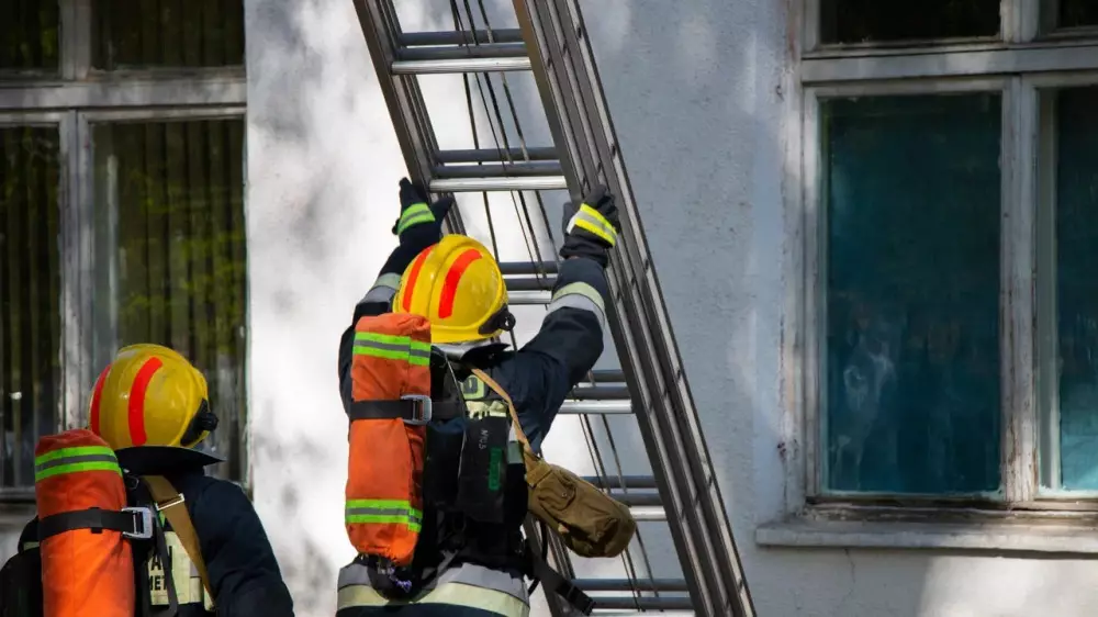 Ребёнка заметили сидящим на наружном подоконнике пятого этажа в Караганде