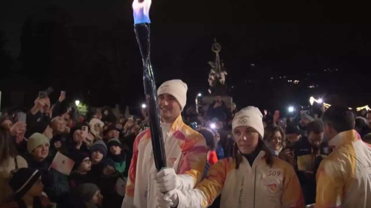 No comment: Олимпийский огонь в Комо