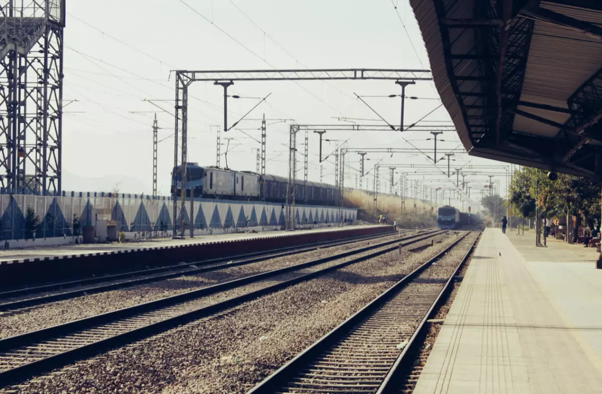 Түркістан облысында теміржолшы пойыз астына түсіп, көз жұмды