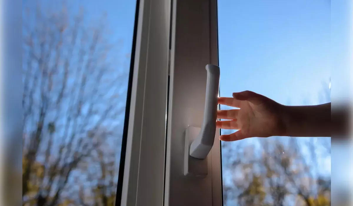 Сидела на подоконнике пятого этажа: 7-летнюю девочку спасли в Караганде (ВИДЕО)