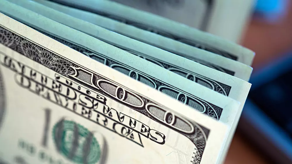 Курс доллара опустился ниже 500 тенге в обменниках