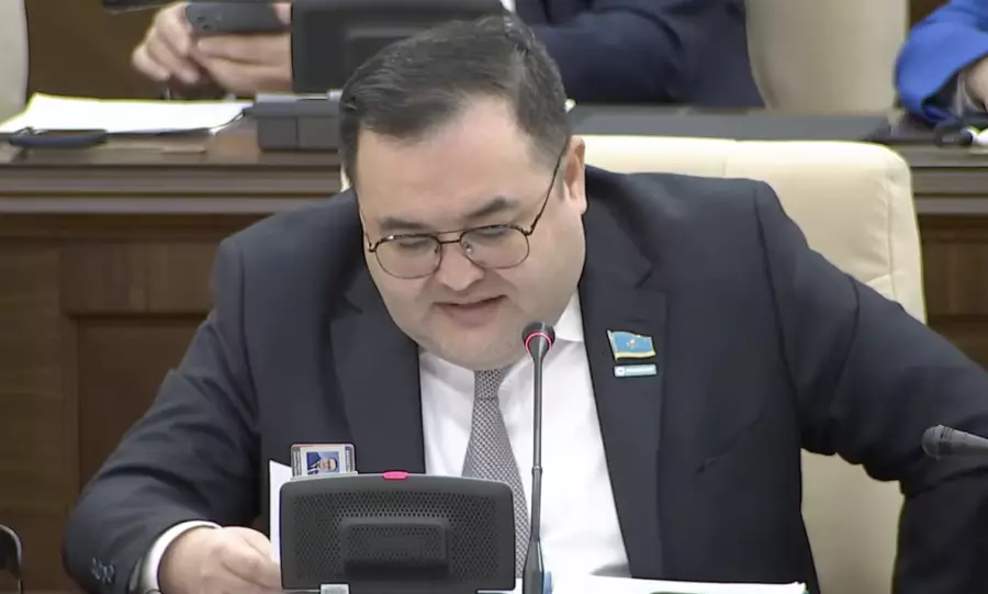 “Алматыда студент пышақ алып кіріп, оқытушыны жарақаттаған“: депутат жағаұстатар жайтты айтты