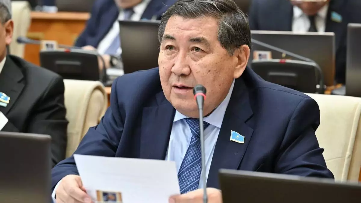 "Өз тілін өзгелерге тықпалау естінің ісі емес": Депутат басқалардан қазақ тілін талап ететіндерге кеңес айтты
