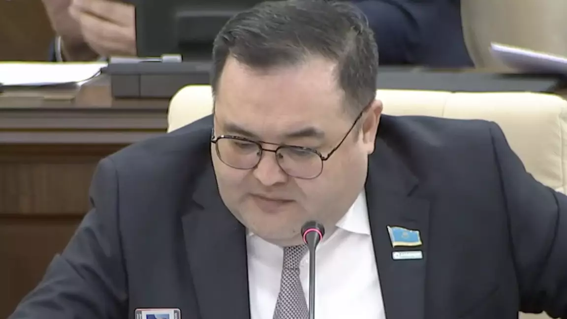 "Алматыда студент оқу орнына пышақ алып кіріп, оқытушыны жарақаттаған". Депутат сұмдық жайтты айтты